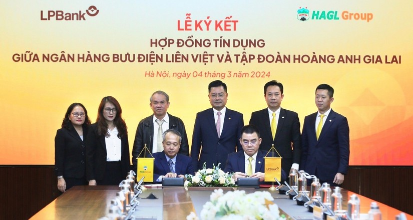 Đại diện l&atilde;nh đạo hai đơn vị thực hiện nghi thức k&yacute; kết hợp t&aacute;c.