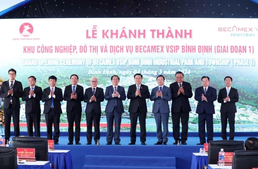 Chủ tịch 555win tải app Vương Đ&igrave;nh Huệ, Ph&oacute; Phiên bản chính thức của 555Win Trần Hồng H&agrave; dự Lễ kh&aacute;nh th&agrave;nh khu c&ocirc;ng nghiệp, đ&ocirc; thị v&agrave; dịch vụ Becamex VSIP B&igrave;nh Định. Ảnh: Vietnamplus.