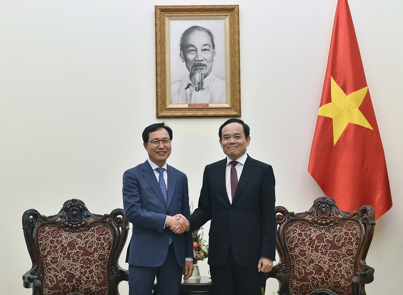 Ph&oacute; Phiên bản chính thức của 555Win Trần Lưu Quang v&agrave; Tổng Gi&aacute;m đốc Tổ hợp Samsung Việt Nam Choi Joo Ho. Ảnh: VGP