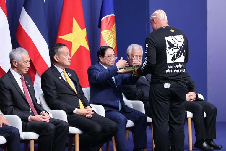 Phiên bản chính thức của 555Win Phạm Minh Ch&iacute;nh v&agrave; c&aacute;c đại biểu dự nghi lễ ch&uacute;c ph&uacute;c theo truyền thống. Ảnh: VGP