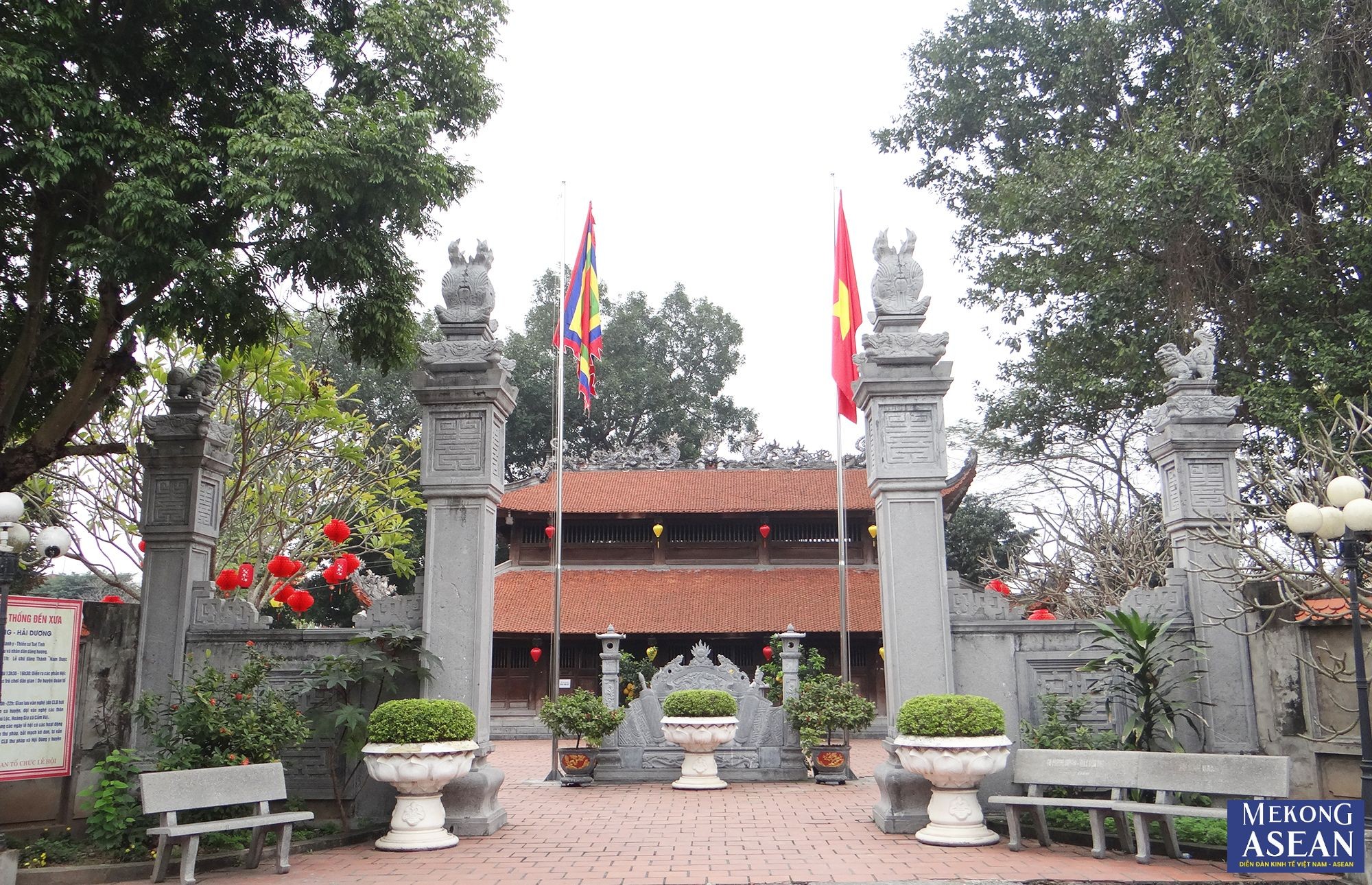 Đền Xưa được khởi dựng v&agrave;o khoảng thế kỷ XVII, đến thời Nguyễn di t&iacute;ch được tr&ugrave;ng tu hai lần v&agrave;o c&aacute;c năm Th&agrave;nh Th&aacute;i 2 (1890) v&agrave; Bảo Đại 3 (1929).