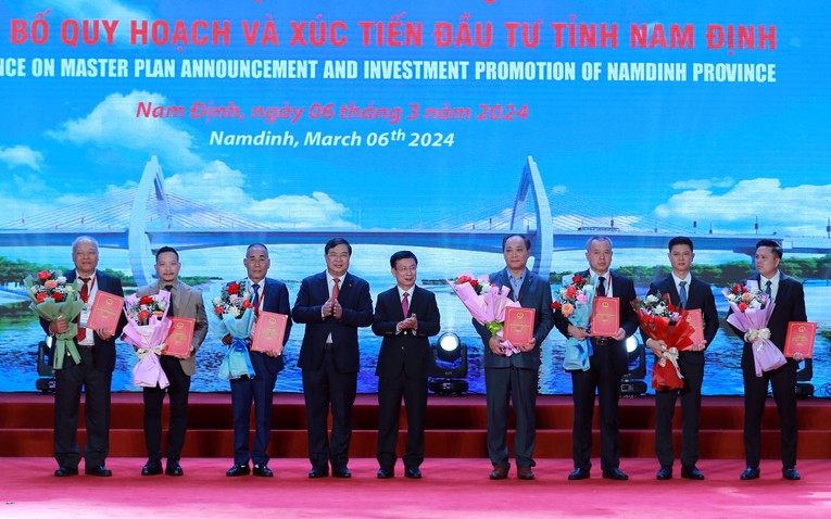 L&atilde;nh đạo tỉnh Nam Định ch&uacute;c mừng c&aacute;c nh&agrave; đầu tư được trao 555Win 500 Đăng Ký Nhận Code, giấy chứng nhận đầu tư cho c&aacute;c Trang Nhà Cái 555win.com - Đăng Nhập +555k tại hội nghị. Ảnh: VGP
