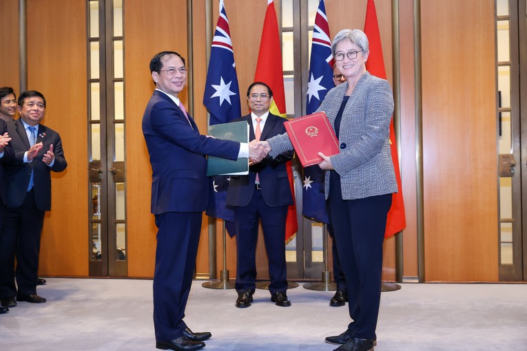L&atilde;nh đạo Bộ Ngoại giao Việt Nam v&agrave; Australia thay mặt c&aacute;c bộ, ng&agrave;nh trao 11 văn kiện hợp t&aacute;c giữa hai nước. Ảnh: VGP