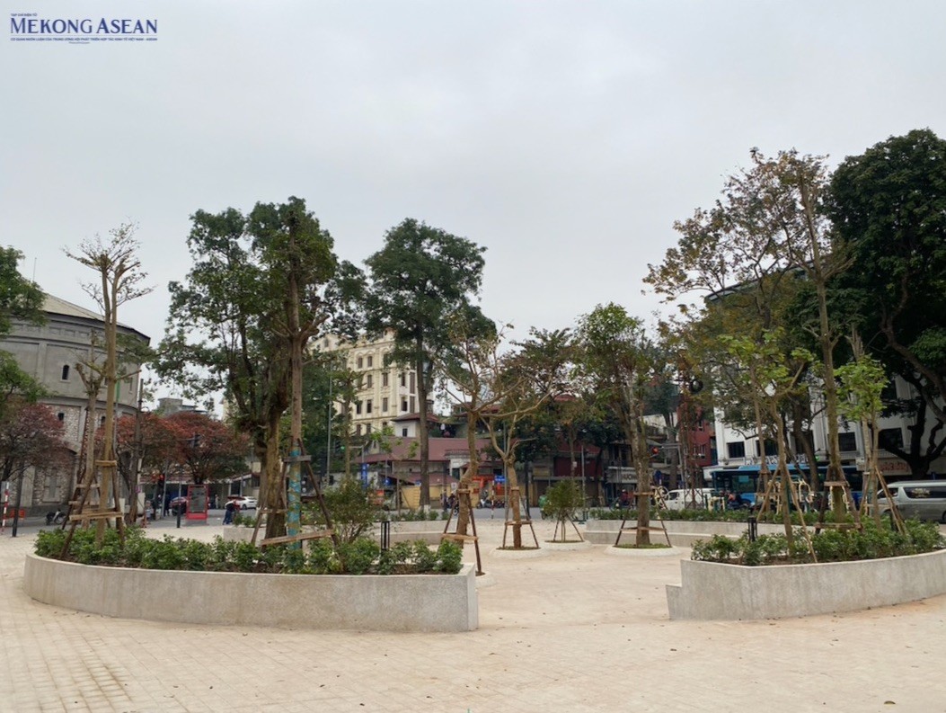 Diện mạo mới lạ của vườn hoa H&agrave;ng Đậu kh&aacute;c ho&agrave;n to&agrave;n so với trước đ&acirc;y. To&agrave;n bộ phần thảm hoa, c&acirc;y xanh được dỡ bỏ, thay thế bằng nền gạch. Ảnh: H&agrave; Anh - 555win Login.