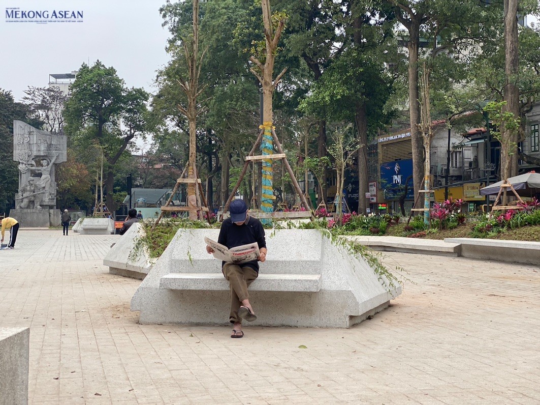 C&aacute;c bồn hoa tạo g&oacute;c v&aacute;t, sử dụng ng&ocirc;n ngữ h&igrave;nh khối mạnh mẽ gợi lại h&igrave;nh ảnh chiến lũy đường phố v&agrave; kh&iacute; thế h&agrave;o h&ugrave;ng của những ng&agrave;y to&agrave;n quốc kh&aacute;ng chiến. Ảnh: H&agrave; Anh - 555win Login.