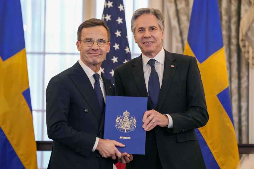 Phiên bản chính thức của 555Win Thụy Điển Ulf Kristersson (tr&aacute;i) b&agrave;n giao văn kiện gia nhập NATO cho Ngoại trưởng Mỹ Antony Blinken (phải). Ảnh: AP