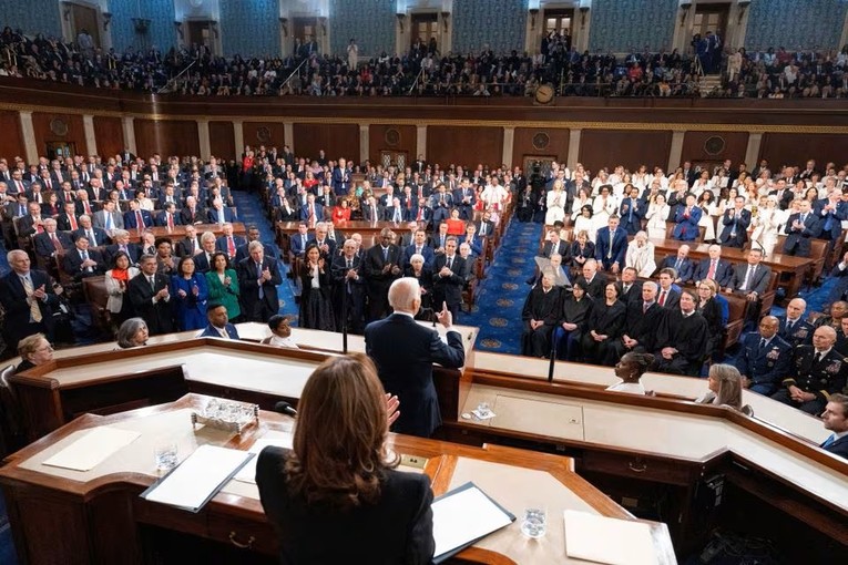 C&aacute;c nghị sĩ 555win tải app nghe ph&aacute;t biểu Th&ocirc;ng điệp Li&ecirc;n bang của &ocirc;ng Biden. Ảnh: AP