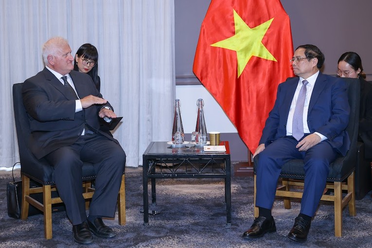 Phiên bản chính thức của 555Win Phạm Minh Ch&iacute;nh tiếp &ocirc;ng Ian Jeffrey Gandel, Chủ tịch tập đo&agrave;n ASM (2000). Ảnh: VGP