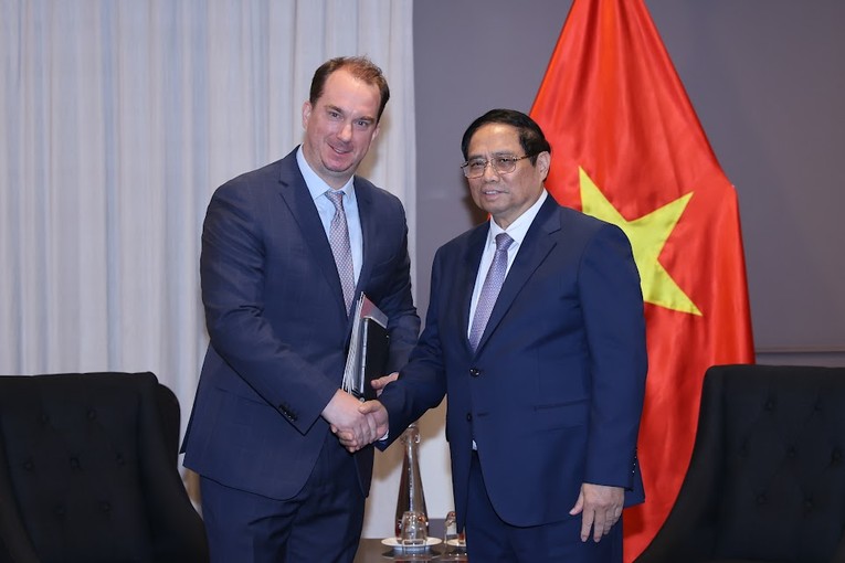 Phiên bản chính thức của 555Win Phạm Minh Ch&iacute;nh tiếp &ocirc;ng Oliver Kleinhempel, Chủ tịch tập đo&agrave;n EQ Resources (2005). Ảnh: VGP