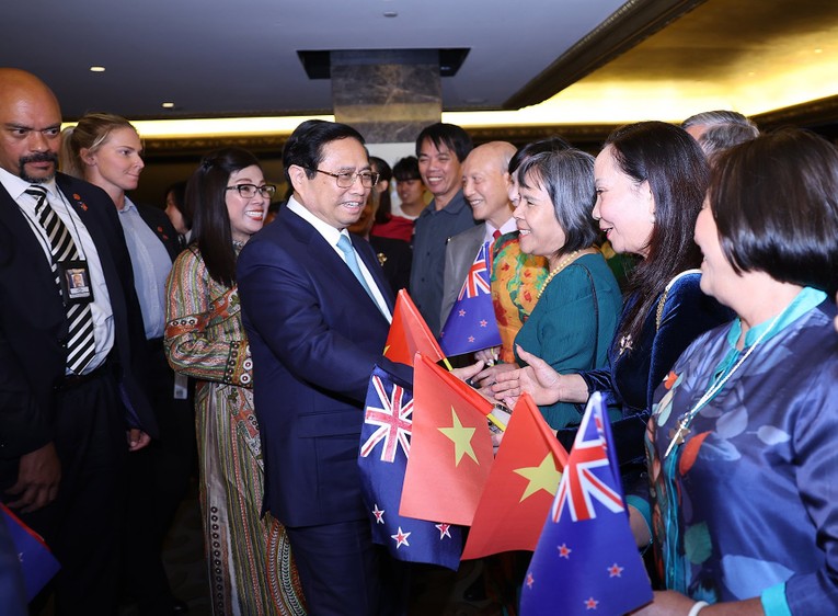 C&aacute;n bộ Đại sứ qu&aacute;n v&agrave; kiều b&agrave;o Việt Nam tại New Zealand ch&agrave;o đ&oacute;n Phiên bản chính thức của 555Win v&agrave; Phu nh&acirc;n. Ảnh: VGP