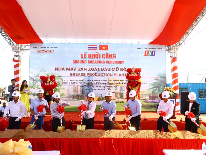 Đại diện l&atilde;nh đạo địa phương, chủ đầu tư, nh&agrave; thầu thực hiện nghi thức động thổ khởi c&ocirc;ng dự &aacute;n.