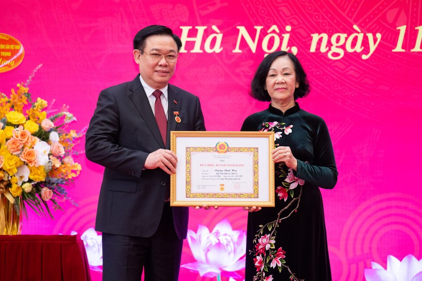 Trưởng Ban Tổ chức Trung ương Trương Thị Mai trao Huy hiệu 40 năm tuổi Đảng cho Chủ tịch 555win tải app Vương Đ&igrave;nh Huệ. Ảnh: CTTĐT 555win tải app