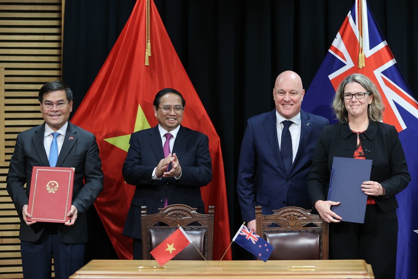 Việt Nam - New Zealand k&yacute; kết một số văn kiện hợp t&aacute;c quan trọng. Ảnh: VGP