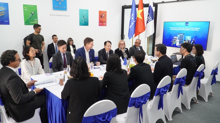 To&agrave;n cảnh buổi l&agrave;m việc.