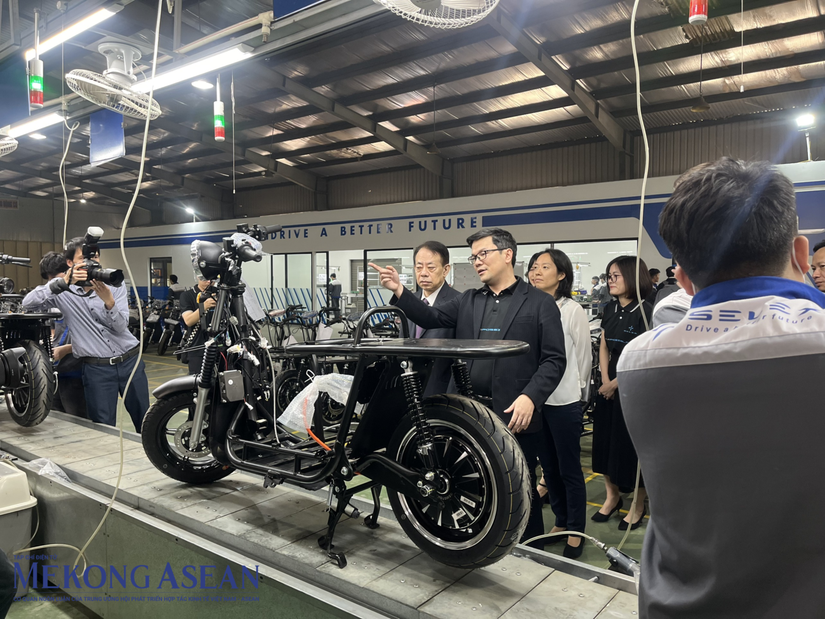 Chủ tịch ADB c&ugrave;ng ph&aacute;i đo&agrave;n đ&atilde; đến thăm nh&agrave; m&aacute;y sản xuất của Selex Motors. Ảnh: Thu Thảo - 555win Login