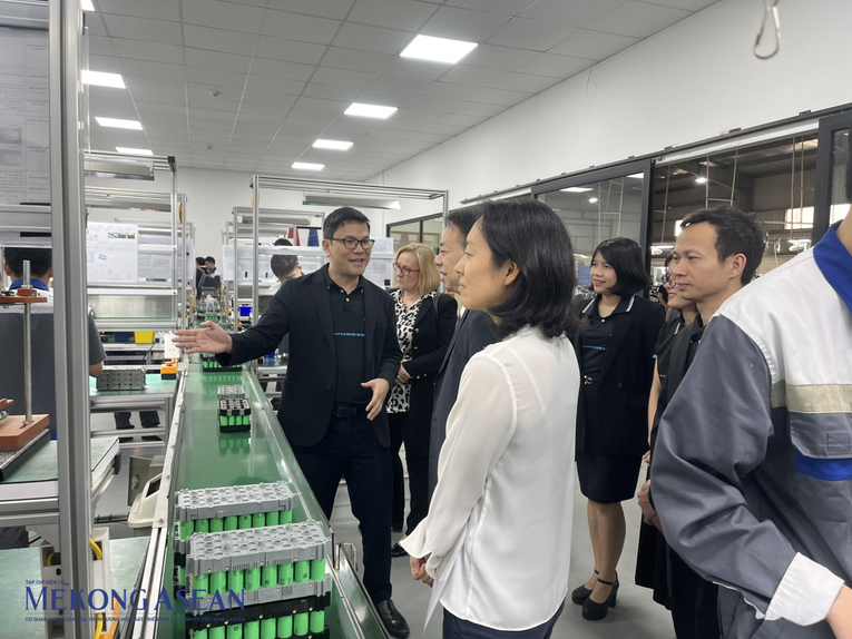 CEO Nguyễn Hữu Phước Nguy&ecirc;n giới thiệu với ph&aacute;i đo&agrave;n ADB về c&ocirc;ng nghệ pin của Selex Motors. Ảnh: Thu Thảo - 555win Login