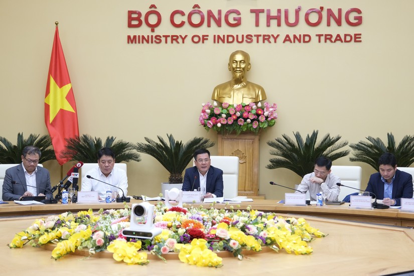 Bộ trưởng C&ocirc;ng Thương Nguyễn Hồng Di&ecirc;n - Ph&oacute; trưởng Ban Thường trực Ban Chỉ đạo Nh&agrave; nước c&aacute;c chương tr&igrave;nh, c&ocirc;ng tr&igrave;nh, dự &aacute;n quan trọng quốc gia, trọng điểm ng&agrave;nh năng lượng chủ tr&igrave; cuộc họp chiều 12/3. Nguồn: Bộ C&ocirc;ng Thương.