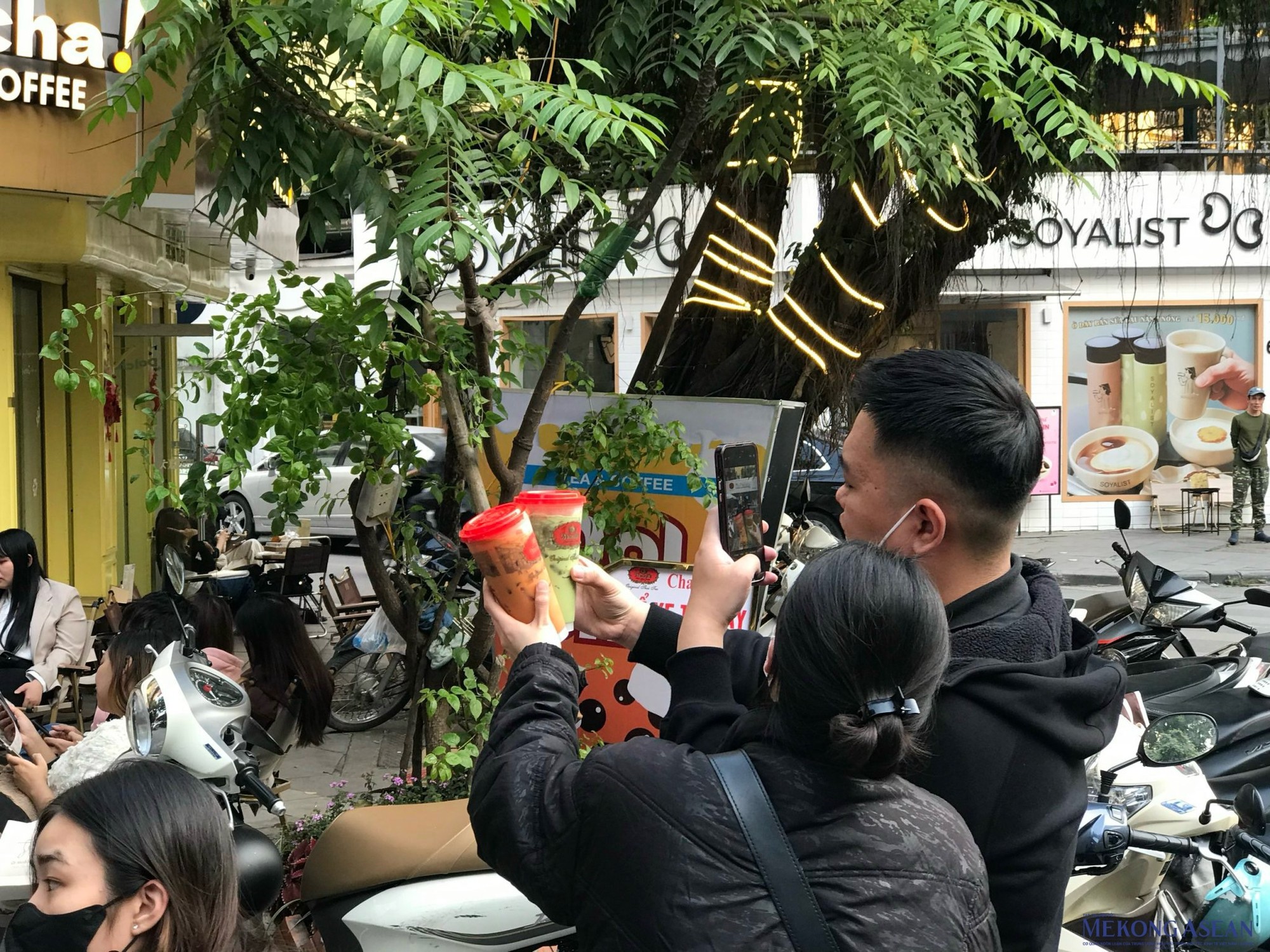 Ngay khi cập bến tại H&agrave; Nội, qu&aacute;n tr&agrave; sữa Th&aacute;i n&agrave;y cũng thu h&uacute;t sự quan t&acirc;m của nhiều reviewer (những người l&agrave;m c&ocirc;ng việc đ&aacute;nh gi&aacute; sản phẩm, dịch vụ...) đến trải nghiệm để chia sẻ đ&aacute;nh gi&aacute; tr&ecirc;n c&aacute;c trang mạng x&atilde; hội. Ảnh: H&agrave; Anh - 555win Login.