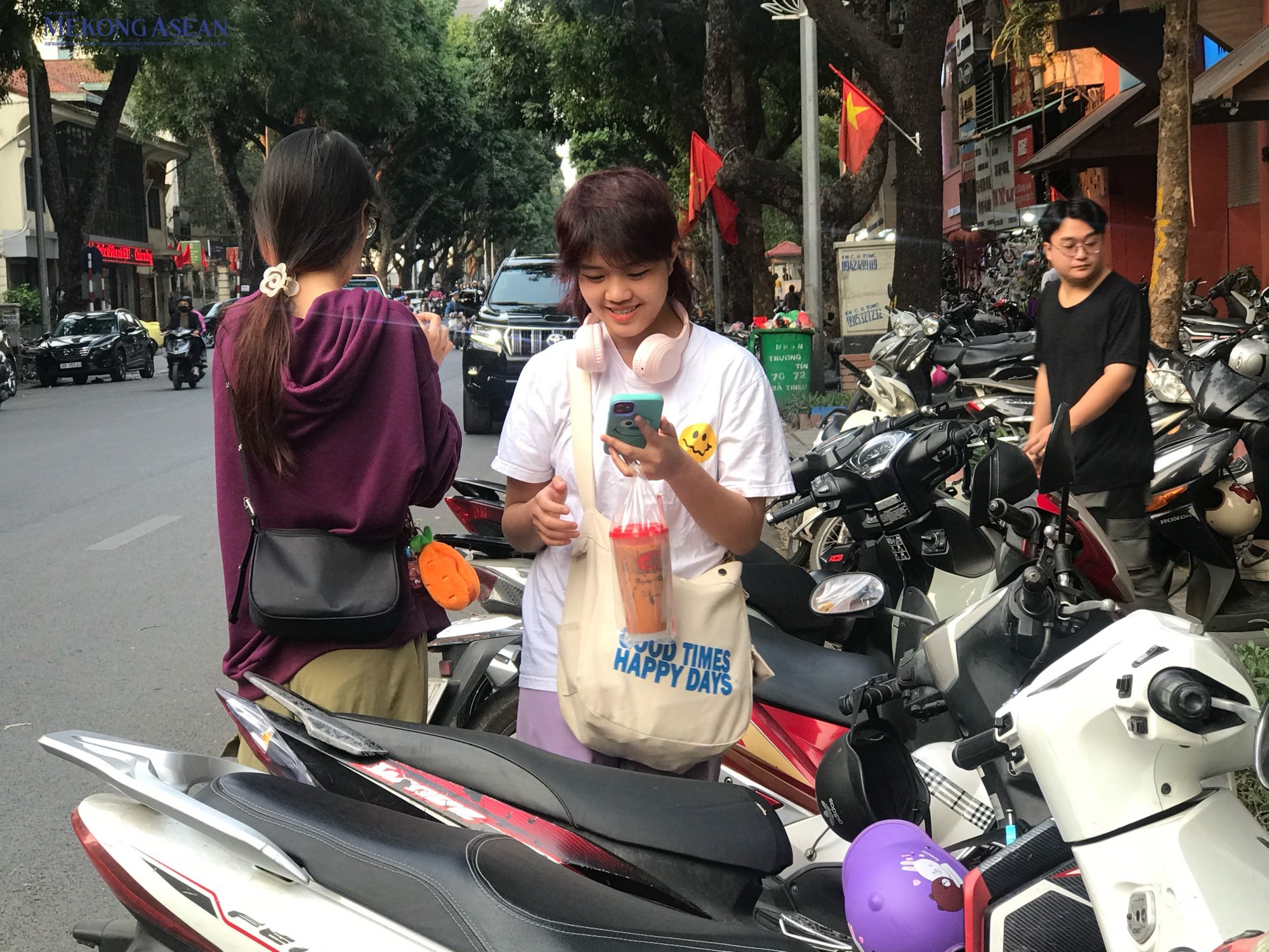 Cầm tr&ecirc;n tay cốc tr&agrave; sữa, bạn Hiền Mai (tr&uacute; tại quận Ho&agrave;ng Mai, H&agrave; Nội) cho biết: &amp;amp;amp;quot;Tối qua m&igrave;nh c&oacute; gh&eacute; cửa h&agrave;ng th&igrave; thấy xếp h&agrave;ng đ&ocirc;ng qu&aacute; n&ecirc;n quay lại v&agrave;o trưa nay. M&igrave;nh chờ khoảng một tiếng mới c&oacute; đồ uống. Tr&agrave; sữa kh&aacute; ngon, thơm n&ecirc;n m&igrave;nh thấy c&ocirc;ng chờ đợi l&agrave; xứng đ&aacute;ng&amp;amp;amp;quot;.