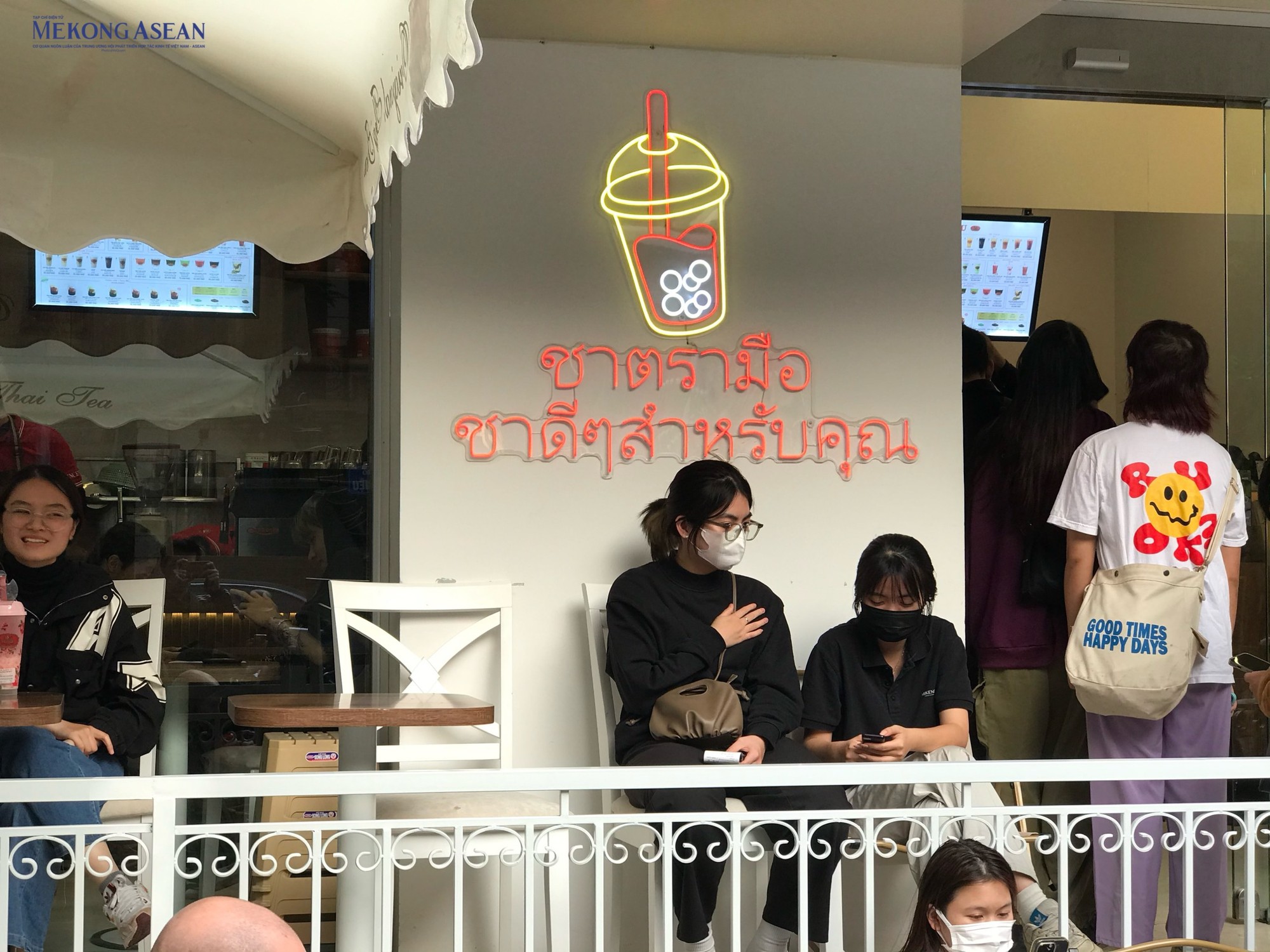 Chia sẻ với 555win Login, bạn Minh Hạnh (tr&uacute; tại quận Hai B&agrave; Trưng, H&agrave; Nội) n&oacute;i: &amp;amp;amp;quot;Tr&agrave; sữa Th&aacute;i c&oacute; mặt tại H&agrave; Nội kh&aacute; l&acirc;u rồi nhưng đa phần c&aacute;c qu&aacute;n chỉ b&aacute;n tr&agrave; sữa Th&aacute;i xanh hoặc Th&aacute;i đỏ, kh&ocirc;ng đa dạng c&aacute;c loại tr&agrave; như ở b&ecirc;n Th&aacute;i Lan. V&igrave; thế ngay khi nghe tin chuỗi tr&agrave; sữa ch&iacute;nh hiệu Th&aacute;i Lan c&oacute; mặt tại H&agrave; Nội, m&igrave;nh phải đến thử ngay&amp;amp;amp;quot;.