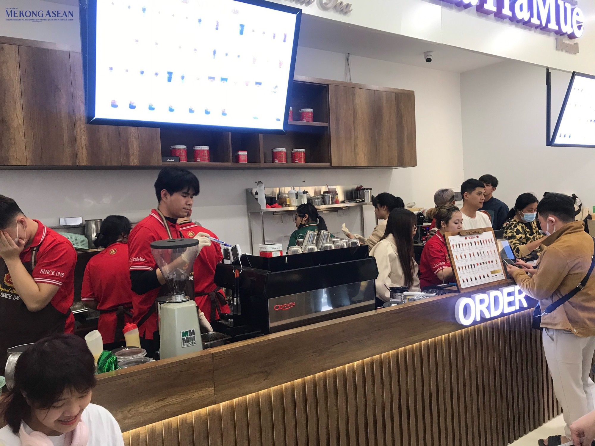 Trước đ&oacute;, th&aacute;ng 6/2023, chuỗi tr&agrave; sữa ChaTraMue của Th&aacute;i Lan đ&atilde; khai trương cửa h&agrave;ng đầu ti&ecirc;n tại Việt Nam nằm tr&ecirc;n đường Ng&ocirc; Đức Kế (Quận 1, TP HCM). Thương hiệu tr&agrave; n&agrave;y được th&agrave;nh lập v&agrave;o năm 1945 tại Th&aacute;i Lan bởi &ocirc;ng Tan Passakornnatee. Ban đầu, ChaTraMue chỉ l&agrave; một cửa h&agrave;ng nhỏ b&aacute;n tr&agrave; v&agrave; c&agrave; ph&ecirc; tại khu vực Chinatown của Bangkok. Sau đ&oacute; thương hiệu n&agrave;y đ&atilde; ph&aacute;t triển v&agrave; mở rộng hoạt động 55win.com - Trang Cược Uy Tín Cao Nhất 2025 tr&agrave; tr&ecirc;n to&agrave;n quốc, c&oacute; đồi ch&egrave; v&agrave; nh&agrave; m&aacute;y sản xuất tại Th&aacute;i Lan.