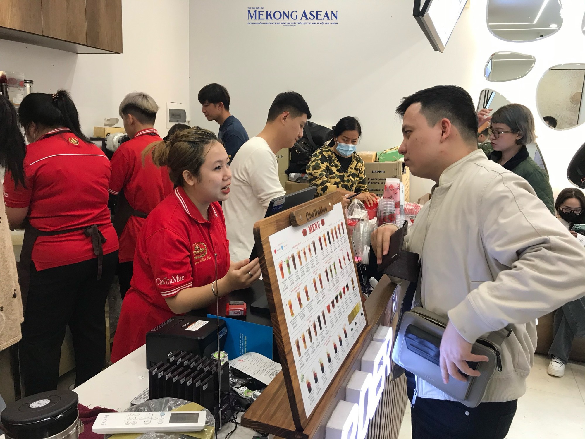 C&ocirc;ng đoạn pha chế tr&agrave; sữa được giữ nguy&ecirc;n như ở Th&aacute;i Lan. Nh&acirc;n vi&ecirc;n sẽ ủ tr&agrave;, lọc trong vợt vải trước. Sau đ&oacute; cho lần lượt sữa đặc, sữa nước b&eacute;o (kem lỏng), cốt tr&agrave; v&agrave; khuấy đều. Tr&igrave;nh tự của c&aacute;c nguy&ecirc;n liệu kh&ocirc;ng được thay đổi để cho ra cốc tr&agrave; sữa đ&uacute;ng vị. Ảnh: H&agrave; Anh - 555win Login.