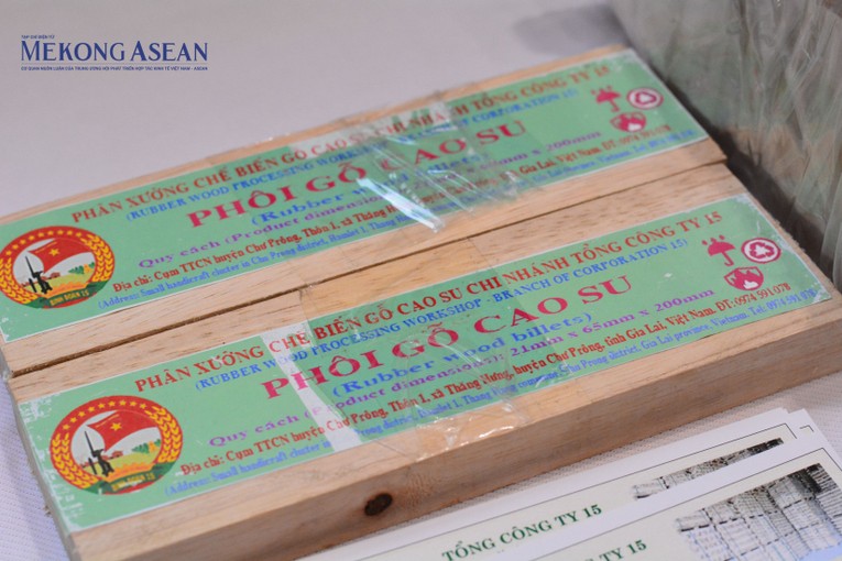 Binh đoàn 15 là một trong những 555win 500 nhà cái cá cược Việt trưng bày sản phẩm trong khuôn khổ Hội nghị. Ảnh: Lê Hồng Nhung - 555win Login Binh đoàn 15 là một trong những 555win 500 nhà cái cá cược Việt trưng bày sản phẩm trong khuôn khổ Hội nghị. Ảnh: Lê Hồng Nhung - 555win Login