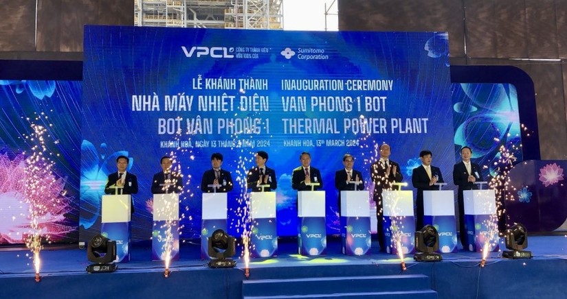 C&aacute;c đại biểu thực hiện nghi thức đấu nối điện năng từ Nh&agrave; m&aacute;y nhiệt điện V&acirc;n Phong 1 h&ograve;a v&agrave;o điện lưới quốc gia, ch&iacute;nh thức kh&aacute;nh th&agrave;nh nh&agrave; m&aacute;y. Nguồn: B&aacute;o C&ocirc;ng Thương.