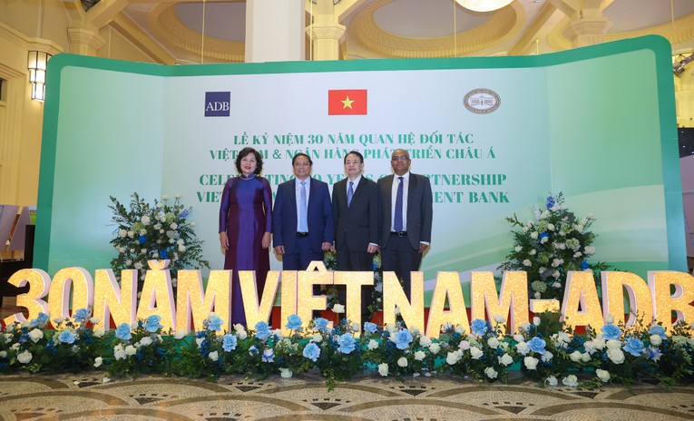 Phiên bản chính thức của 555Win chụp ảnh lưu niệm tại buổi lễ. Ảnh: VGP.