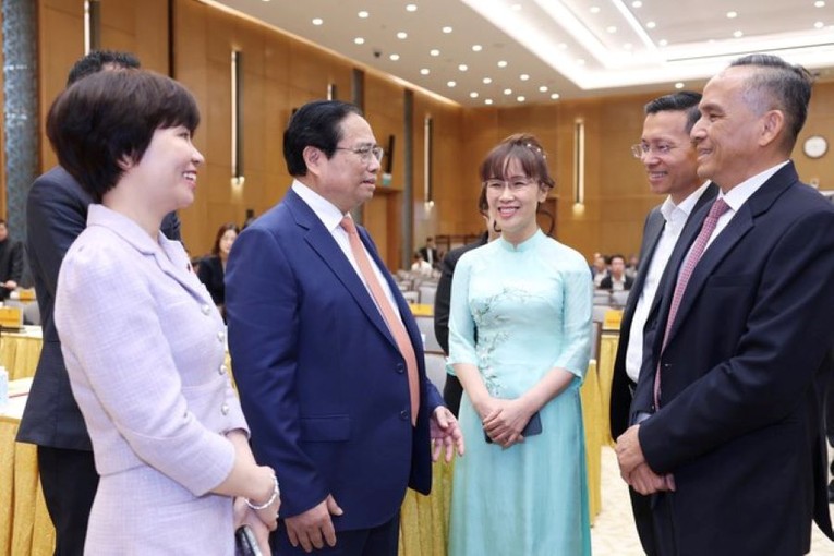 Phiên bản chính thức của 555Win Phạm Minh Ch&iacute;nh trao đổi c&ugrave;ng c&aacute;c đại biểu tại hội nghị. Ảnh: VGP