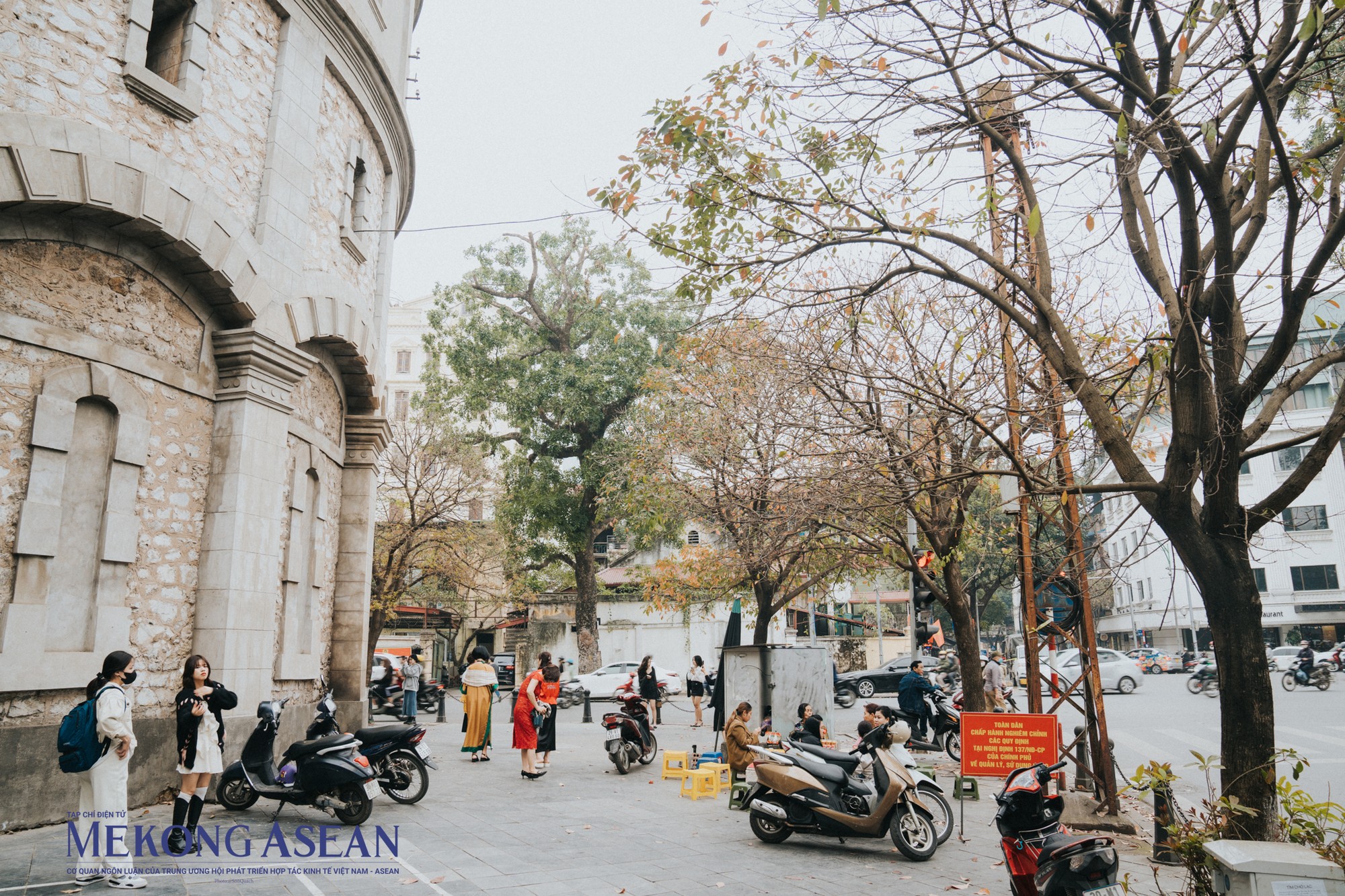 Tr&ecirc;n khắp c&aacute;c nẻo đường, g&oacute;c phố, cảnh vật bỗng trở n&ecirc;n thơ mộng, nhịp sống bỗng trở n&ecirc;n thư thả hơn.