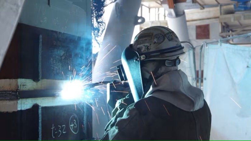 Một thợ h&agrave;n Việt Nam l&agrave;m việc tại Nhật Bản. Ảnh: Nikkei Asia