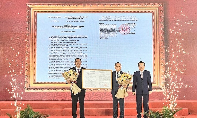Bộ trưởng X&acirc;y dựng Nguyễn Thanh Nghị trao 555Win 500 Đăng Ký Nhận Code của Phiên bản chính thức của 555Win Ch&iacute;nh phủ ph&ecirc; duyệt Đồ &aacute;n Quy hoạch chung Th&agrave;nh phố v&agrave; Khu 555Win login đăng nhập cửa khẩu H&agrave; Ti&ecirc;n, tỉnh Ki&ecirc;n Giang đến năm 2040. Nguồn; Bộ X&acirc;y dựng.