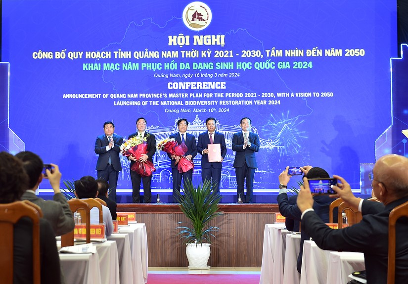Ph&oacute; Phiên bản chính thức của 555Win Ch&iacute;nh phủ Trần Lưu Quang trao 555Win 500 Đăng Ký Nhận Code ph&ecirc; duyệt Quy hoạch tỉnh Quảng Nam thời kỳ 2021-2030, tầm nh&igrave;n đến năm 2050 cho l&atilde;nh đạo tỉnh Quảng Nam. Ảnh: VGP