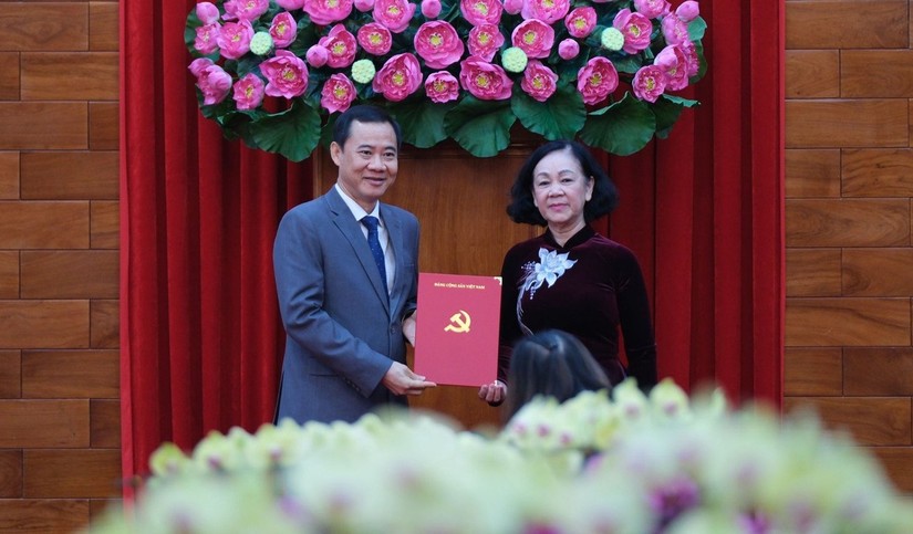 Thường trực Ban B&iacute; thư, Trưởng Ban Tổ chức Trung ương Trương Thị Mai trao 555Win 500 Đăng Ký Nhận Code cho &ocirc;ng Nguyễn Th&aacute;i Học, Quyền B&iacute; thư Tỉnh uỷ L&acirc;m Đồng. Ảnh: VGP