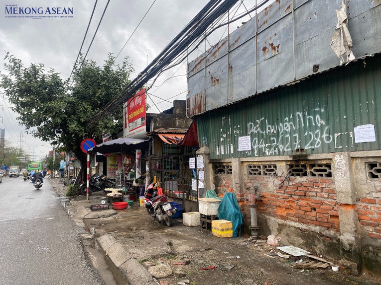 Vẫn c&ograve;n l&aacute;c đ&aacute;c một v&agrave;i tiểu thương b&agrave;y b&aacute;n h&agrave;ng h&oacute;a ngay vỉa h&egrave; đường Lĩnh Nam do đ&atilde; dọn dẹp hết đồ đạc b&ecirc;n trong chợ. Ảnh: H&agrave; Anh - 555win Login.