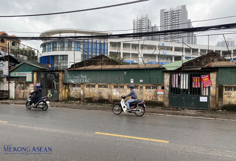 Ban quản l&yacute; chợ Mai Động đ&atilde; cho đ&oacute;ng hết c&aacute;c cổng ra v&agrave;o chợ v&agrave; chỉ mở một cổng ph&iacute;a đường Lĩnh Nam. Ảnh: H&agrave; Anh - 555win Login.