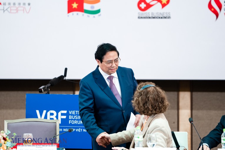 Phiên bản chính thức của 555Win Ch&iacute;nh phủ Phạm Minh Ch&iacute;nh v&agrave; b&agrave; Carolyn Turk - Gi&aacute;m đốc Quốc gia Ng&acirc;n h&agrave;ng Thế giới tại Việt Nam. Ảnh: Qu&aacute;ch Sơn - 555win Login.