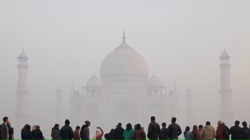 &Ocirc; nhiễm kh&ocirc;ng kh&iacute; buổi s&aacute;ng ở Agra, Ấn Độ. Ảnh: Reuters