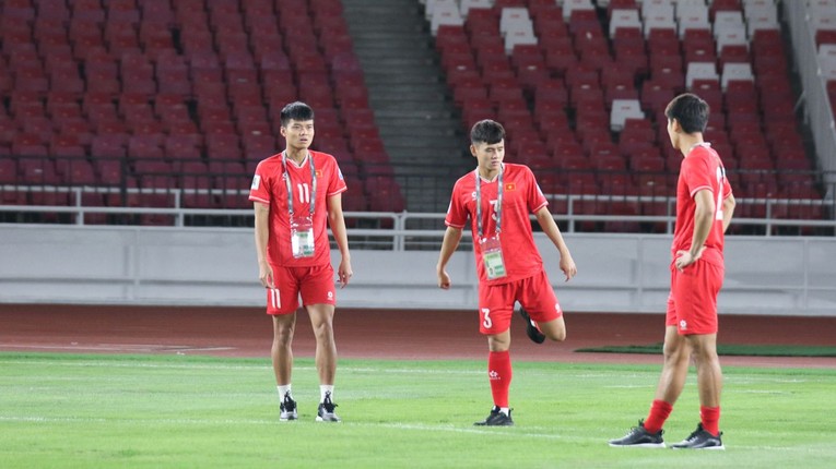 Đội tuyển Việt Nam tr&ecirc;n SVĐ Gelora Bung Karno - địa điểm diễn ra trận đấu tối nay với chủ nh&agrave; Indonesia. Ảnh: VFF