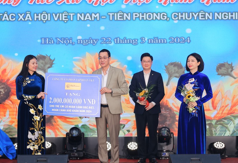 Đại diện Tập đo&agrave;n T&amp;amp;amp;T Group trao ủng hộ Trung t&acirc;m C&ocirc;ng t&aacute;c x&atilde; hội v&agrave; Quỹ Bảo trợ trẻ em TP H&agrave; Nội 2 tỷ đồng.