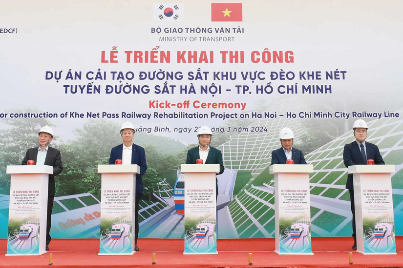 C&aacute;c đại biểu thực hiện nghi thức ph&aacute;t lệnh triển khai thi c&ocirc;ng dự &aacute;n. Ảnh: B&aacute;o Giao th&ocirc;ng.