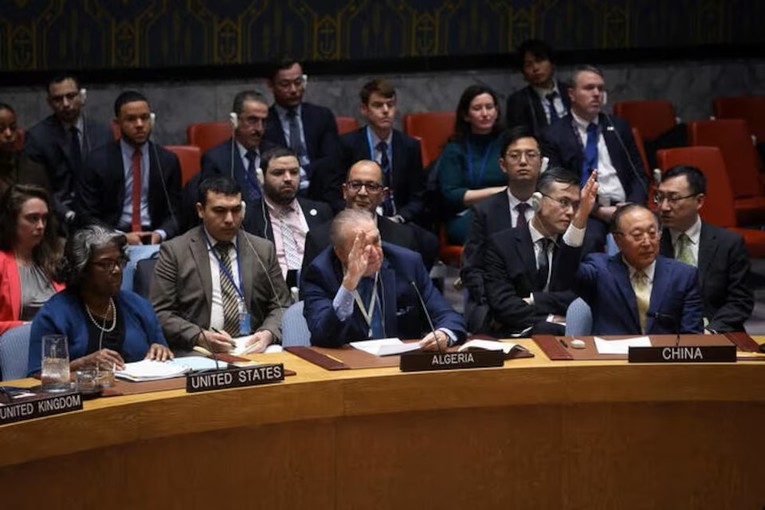 Từ tr&aacute;i sang phải: Đại sứ Mỹ tại LHQ Linda Thomas-Greenfield, Đại sứ Algeria tại LHQ Amar Bendjama, Đại sứ Trung Quốc tại LHQ Zhang Jun. Ảnh: Reuters