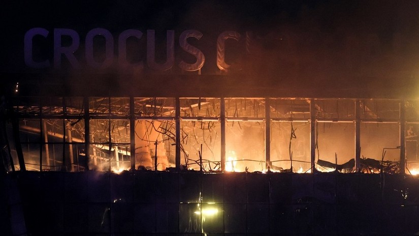 Đ&aacute;m ch&aacute;y dữ dội tại nh&agrave; h&aacute;t Crocus City Hall sau khi c&aacute;c tay s&uacute;ng xả s&uacute;ng, n&eacute;m bom xăng. Ảnh: Reuters