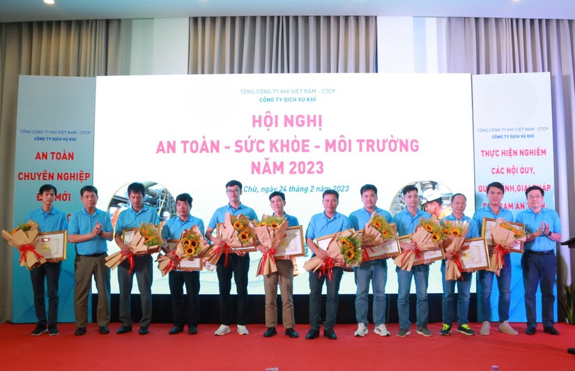Với PV GAS SERVICES, c&aacute;n bộ, c&ocirc;ng nh&acirc;n vi&ecirc;n ch&iacute;nh l&agrave; lực lượng n&ograve;ng cốt trong c&ocirc;ng t&aacute;c kiến tạo văn h&oacute;a Trang Nhà Cái 555win.com - Đăng Nhập +555k. Nguồn: PV GAS.