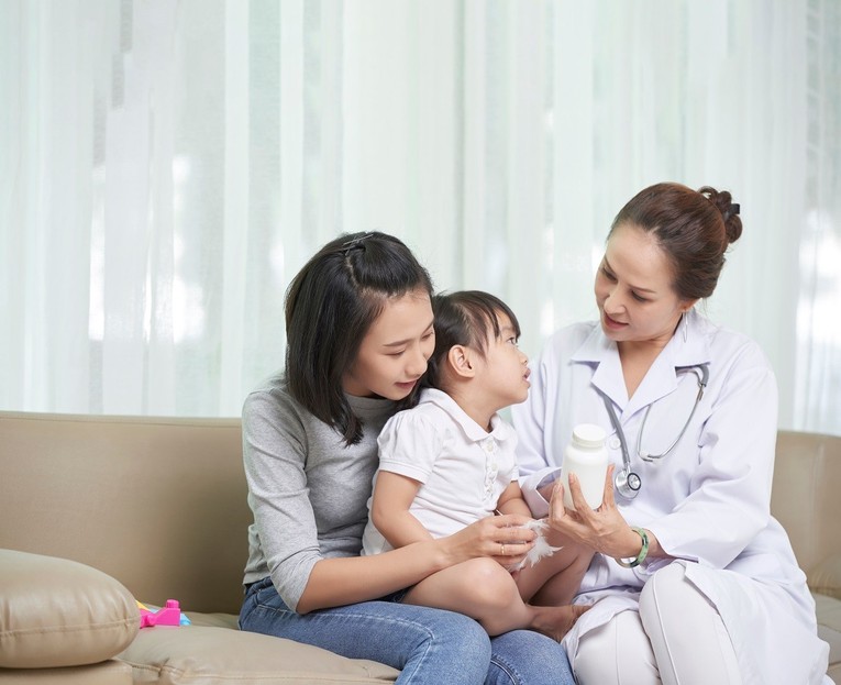 Dịch vụ y tế tại nh&agrave; đặc biệt c&oacute; &yacute; nghĩa với người lớn tuổi hoặc trẻ sơ sinh, trẻ nhỏ, đối tượng tương đối nhạy cảm với sự thay đổi của m&ocirc;i trường.