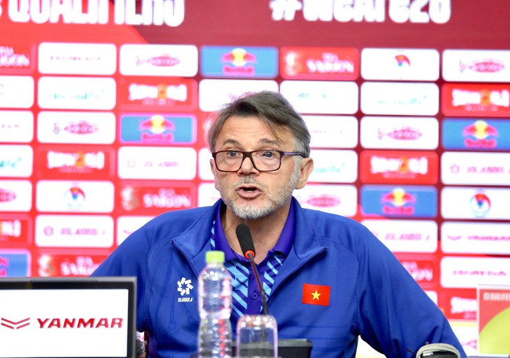 HLV Troussier: C&aacute;c cầu thủ Việt Nam phải thể hiện đ&uacute;ng y&ecirc;u cầu lối chơi  ảnh 1