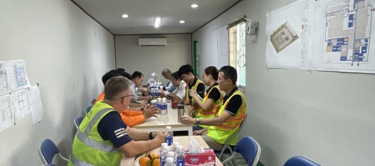 C&aacute;c b&ecirc;n tổ chức cuộc họp chuẩn bị cho c&ocirc;ng t&aacute;c đ&oacute;ng điện. Ảnh: PECC3