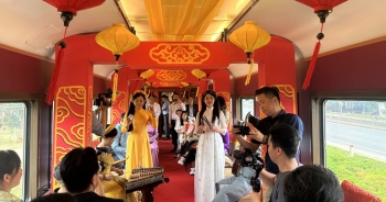 Có gì trên đoàn tàu 'cung đình' kết nối di sản miền Trung