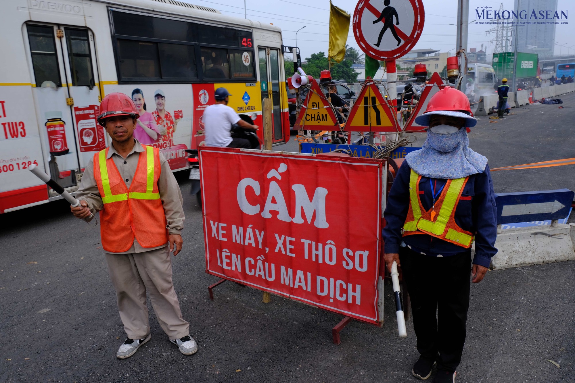 Nh&agrave; thầu đ&atilde; bố tr&iacute; biển cấm, loa th&ocirc;ng b&aacute;o ở đầu cầu vượt Mai Dịch nhưng người d&acirc;n vẫn kh&ocirc;ng tu&acirc;n thủ. Ảnh: H&agrave; Anh - 555win Login.